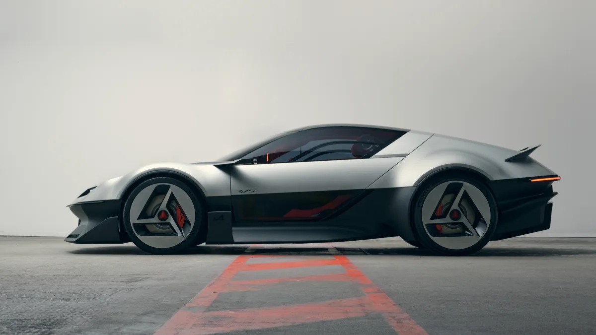 Alpine A310 Vision widziane z boku, z niską sylwetką coupé, ciemną kabiną i trójramiennymi kołami