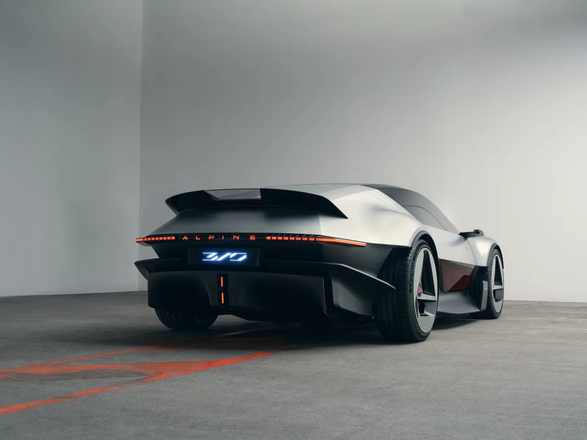 Tył Alpine A310 Vision z dzielonym spojlerem, czerwonym pasem świateł i napisem Alpine