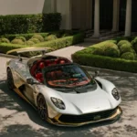 Aston Martin Valhalla Spider 2026 bez dachu, srebrne nadwozie ze złotymi akcentami i czerwone wnętrze