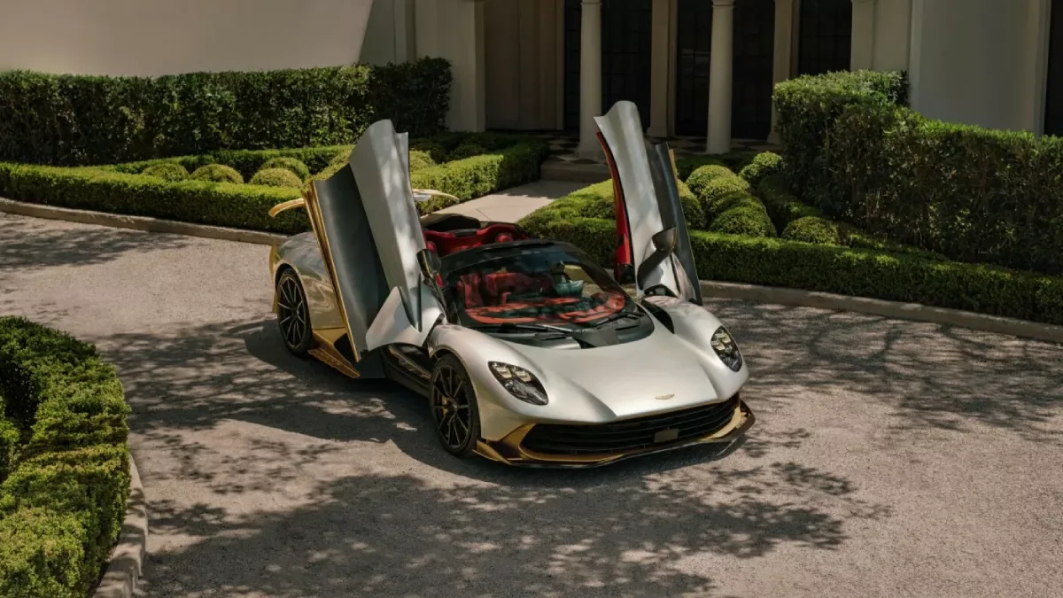 Aston Martin Valhalla Spider z uniesionymi drzwiami typu dihedral, srebrnym nadwoziem i czerwonym wnętrzem