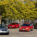 Cztery modele z rodziny Audi A3 ustawione razem, srebrne Audi A3 8L, czerwone Audi S3 i RS 3 oraz zielone Audi A3 allstreet