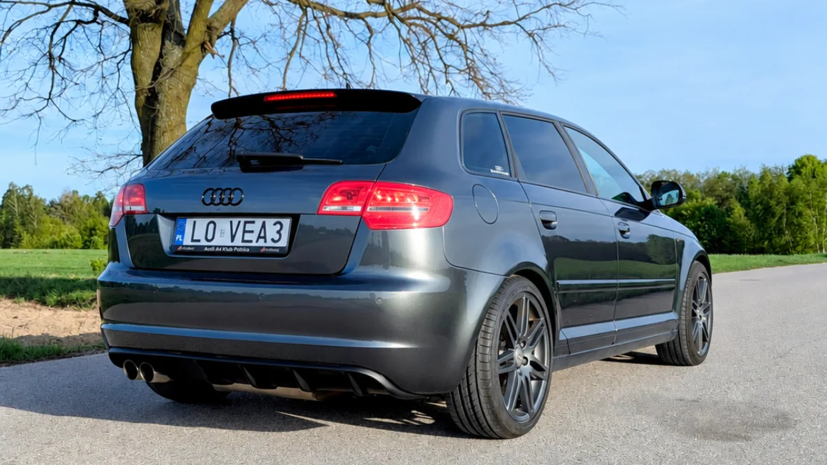 Grafitowe Audi A3 Sportback 8P po liftingu, widziane z tyłu i prawego boku