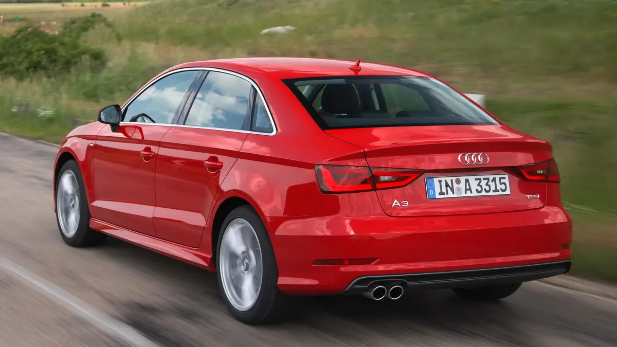 Czerwone Audi A3 Sedan 8V z tyłu podczas jazdy po drodze