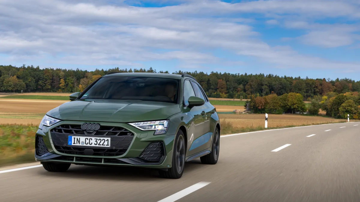 Zielone Audi A3 allstreet 8Y widziane z przodu podczas jazdy