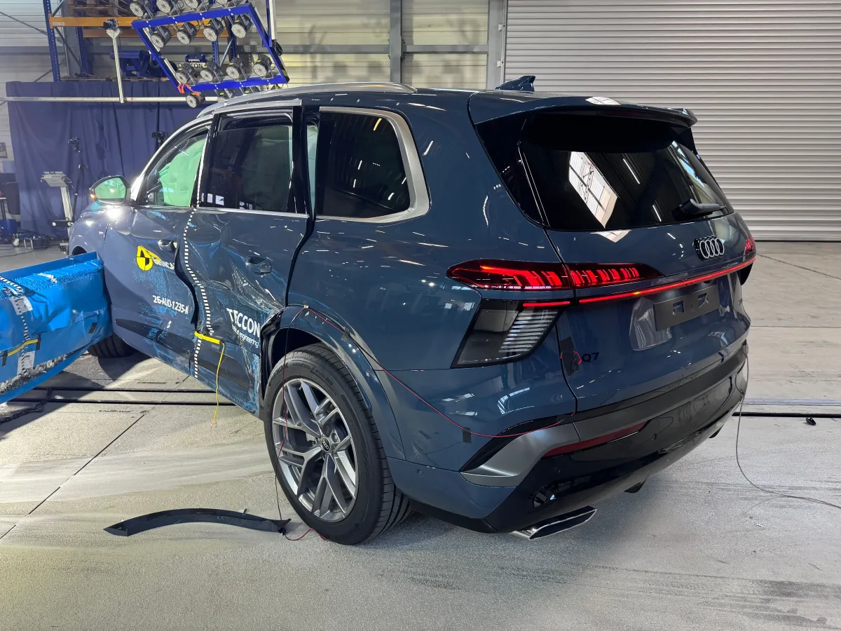 Audi Q7 Euro NCAP 2026 po teście zderzenia bocznego, z odkształconymi drzwiami i widoczną barierą testową