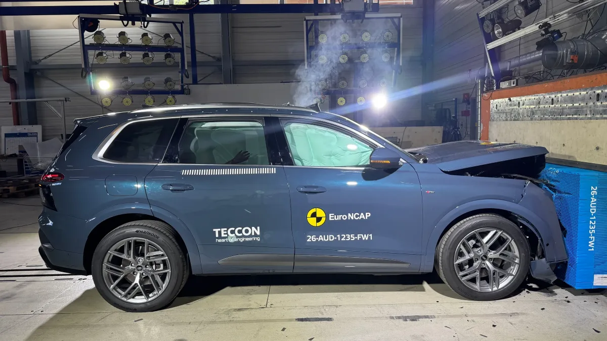 Audi Q7 Euro NCAP 2026 po zderzeniu czołowym, z odkształconym przodem nadwozia i uruchomionymi poduszkami powietrznymi