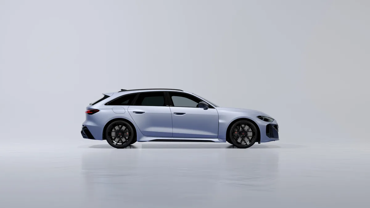 Audi RS 5 Avant w srebrnoniebieskim kolorze pokazane z boku