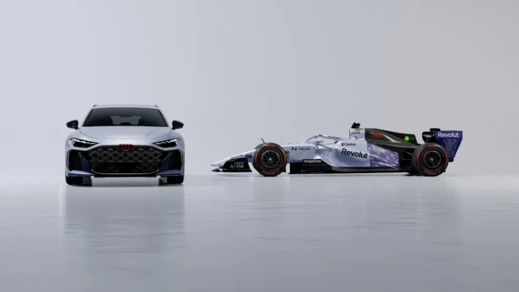 Audi RS 5 Avant obok bolidu Audi R26 zespołu Audi Revolut F1 Team przed Grand Prix Singapuru 2026
