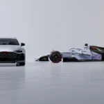 Audi RS 5 Avant obok bolidu Audi R26 zespołu Audi Revolut F1 Team przed Grand Prix Singapuru 2026