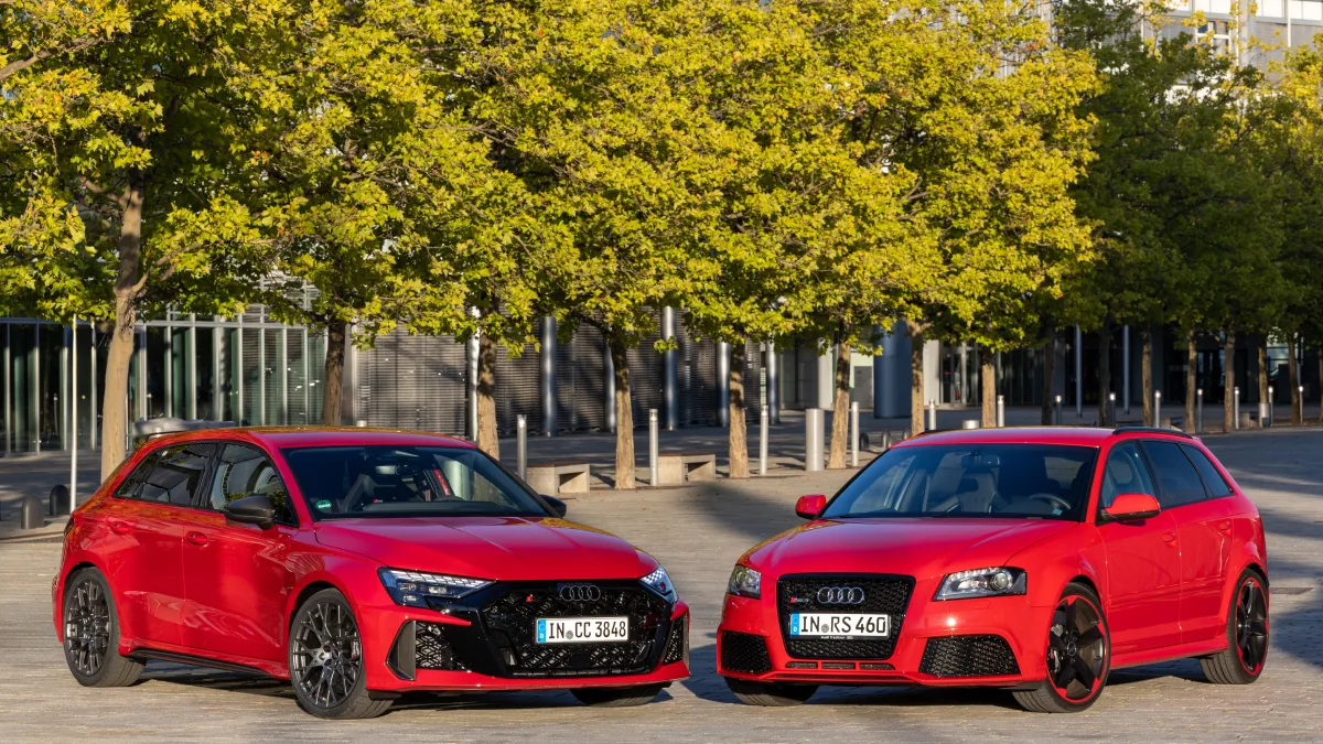 Dwa czerwone Audi RS 3 Sportback różnych generacji ustawione obok siebie