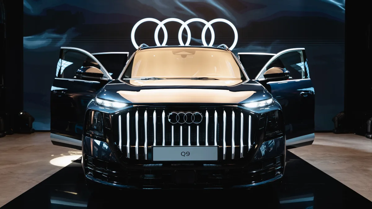 Audi Q9 od przodu z otwartymi drzwiami podczas prezentacji w Warszawie