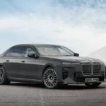 BMW Concept 7 Protection w kolorze ciemnoszarym widziane z przodu i boku, z dużym grillem i wieloramiennymi felgami