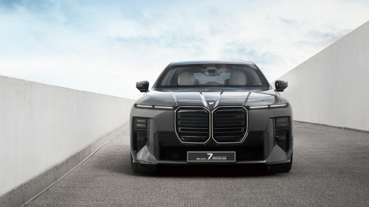 BMW Concept 7 Protection widziane z przodu, z dużym podwójnym grillem i wąskimi reflektorami