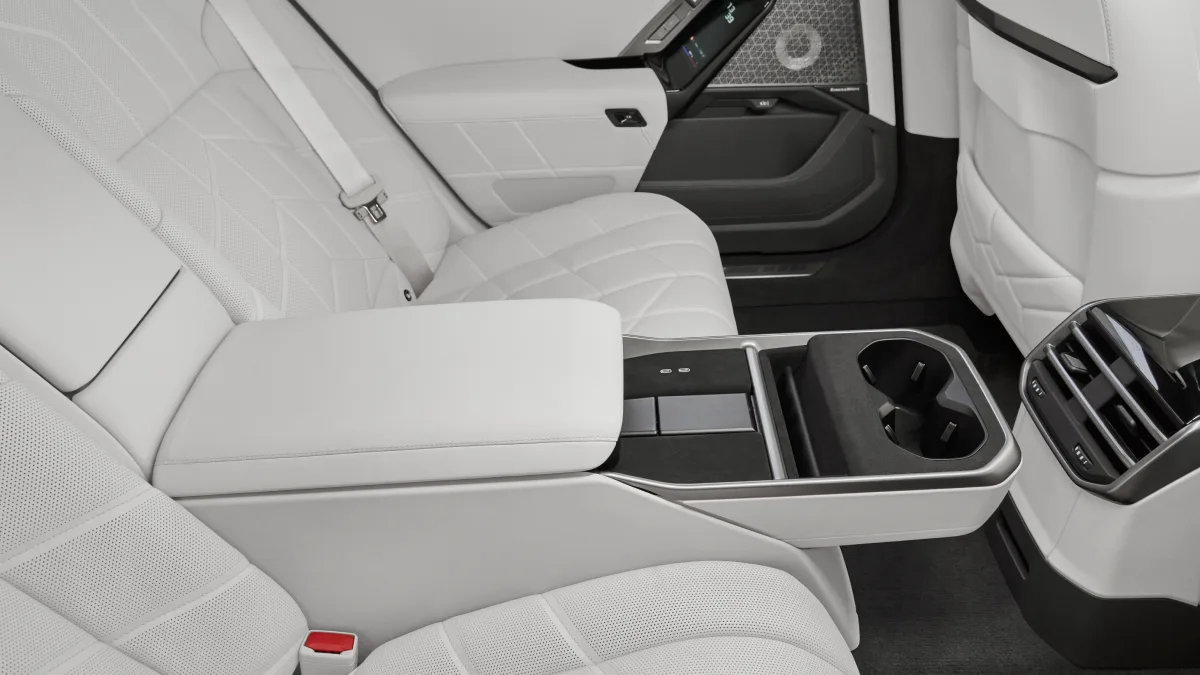 Tylne siedzenia BMW Concept 7 Protection z jasną pikowaną tapicerką, podłokietnikiem i konsolą pasażerów