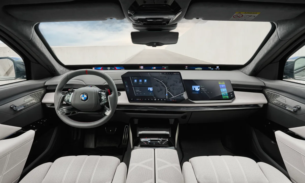Wnętrze BMW Concept 7 Protection z cyfrowymi wyświetlaczami, kierownicą BMW i jasną tapicerką