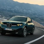 Pobrałem oficjalny komunikat BMW Group PressClub Polska bezpośrednio. Wszystkie podane w artykule dane techniczne są dokładnie potwierdzone co do liczby, ale artykuł pomija bardzo dużo materiału ze źródła — w tym podstawowe wymiary nadwozia, które nie pojawiają się w ogóle. **Krytycznie pominięte: wymiary zewnętrzne.** Komunikat zawiera osobną sekcję z wymiarami, która w artykule nie pojawia się wcale: długość 4782 mm, szerokość 1895 mm, wysokość 1635 mm, rozstaw osi 2897 mm. To podstawowa dana dla SUV-a, zwykle oczekiwana w takim artykule. **Pominięte: systemy wspomagania kierowcy SAE poziomu 2 i BMW Symbiotic Drive.** Komunikat poświęca temu osobny akapit i pytanie w sekcji Q&A: iX3 M60 xDrive oferuje asystenta autostradowego umożliwiającego jazdę bez trzymania rąk na kierownicy przy prędkości do 130 km/h, we współpracy z systemem BMW Symbiotic Drive. Artykuł nie wspomina o tym w ogóle, mimo że to istotna funkcja z punktu widzenia kupującego. **Pominięte: funkcja Soft Stop.** Komunikat opisuje ją jako "najbardziej płynny proces zatrzymywania pojazdu w historii BMW" — samochód zatrzymuje się wyłącznie za pomocą rekuperacji, bez użycia hamulców konwencjonalnych w codziennej eksploatacji. Ciekawy, konkretny szczegół techniczny, całkowicie nieobecny w artykule. **Inne istotne pominięcia:** 1. **Heart of Joy działa dziesięć razy szybciej niż dotychczasowe systemy** — artykuł wspomina sam komputer, ale pomija tę konkretną liczbę z nagłówka komunikatu. 2. **Hamulce M Sport dostępne z czerwonymi lub niebieskimi zaciskami** — pominięte. 3. **Trzy warianty aranżacji wnętrza i siedem rodzajów tapicerki**: standardowo czarna Veganza z materiałem M PerformTex; opcjonalnie Contemporary (Black, Castanea, Digital White, Agave Green) oraz BMW Individual ze skórą Merino; opcjonalnie dwukolorowe fotele M Sport Adelaide Grey — bogaty opis wnętrza całkowicie pominięty w artykule. 4. **Inspiracja wyścigowa reflektorów M Yellow Lights**: punktem odniesienia był samochód wyścigowy BMW M Hybrid V8 — ciekawy kontekst motorsportowy, nieobecny w artykule. 5. **Elementy świetlne przy nerkach BMW**: trzy segmenty inspirowane paskami BMW M — pominięte. 6. **Łopatki przy kierownicy do aktywnego wpływania na charakterystykę układu M eDrive**, przyciski Boost Mode i M Mode — pominięte. 7. **Pakiet BMW Digital Premium i aplikacje M** (M Cockpit, M Drag Meter) — pominięte. 8. **Style My Modes: Relaxed, Balanced, Excited** — pominięte. 9. **Szósta generacja technologii M eDrive**: nowy silnik EESM, akumulatory z ogniwami cylindrycznymi, możliwość ładowania dwukierunkowego — artykuł opisuje tylko fragment tych zmian (falownik 420 A, przełożenie przekładni), pomijając kontekst "szóstej generacji" i ładowanie dwukierunkowe. 10. **Relingi dachowe w kolorze Black high-gloss** — pominięte. 11. **Spojler dachowy M zwiększający docisk tylnej osi** — artykuł wspomina sam spojler, ale nie jego funkcję aerodynamiczną. **W pełni potwierdzone:** - 450 kW/612 KM, 875 Nm, 0–100 km/h w 3,9 s, 240 km/h — dokładnie zgodne. - 108,7 kWh użytecznej pojemności, architektura 800 V — dokładnie zgodne. - Zasięg do 754 km WLTP, zużycie 20,5–17,6 kWh/100 km — dokładnie zgodne. - Ładowanie DC do 400 kW, +340 km w 10 minut (ISO 12906, WLTP), AC do 22 kW — dokładnie zgodne. - Falownik 420 A zamiast 300 A, zmienione przełożenie przekładni — dokładnie zgodne. - Zamówienia od końca stycznia 2027, produkcja od wiosny 2027 w Debreczynie — dokładnie zgodne. - Adaptacyjne zawieszenie M, sportowy układ kierowniczy o zmiennym przełożeniu, mechanizm różnicowy M Sport, dodatkowe łączniki stabilizatora, usztywnienia przedniej części — dokładnie zgodne. - 21-calowe obręcze M standardowo, do 22 cali opcjonalnie — dokładnie zgodne. - Pakiety M Sport Exterior i BMW Iconic Glow, reflektory M Yellow Lights (tylko ze światłami mijania, zależnie od rynku) — dokładnie zgodne. - BMW Panoramic iDrive z OS X, ekran 17,9 cala, BMW 3D Head-Up Display opcjonalnie — dokładnie zgodne. - Fotele M Sport z masażem, Harman Kardon 13 głośników/430 W — dokładnie zgodne. - Heart of Joy i BMW M Dynamic Performance Control — dokładnie zgodne. Rekomendacja: dodanie wymiarów nadwozia to absolutne minimum do uzupełnienia — ich brak jest zauważalny w artykule o nowym modelu SUV-a.