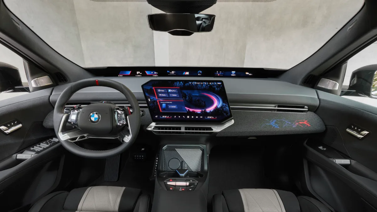 Kokpit BMW iX3 M60 xDrive z panoramicznym wyświetlaczem i kierownicą M