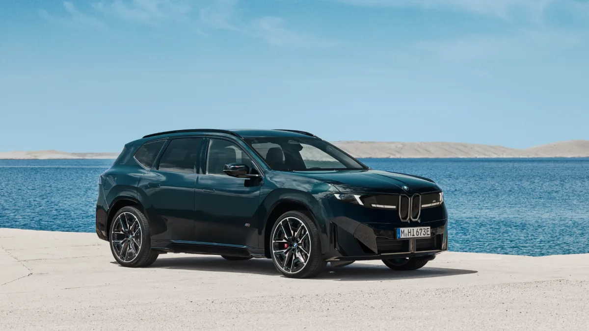 BMW iX3 M60 xDrive widoczne od przodu i z boku na tle wody