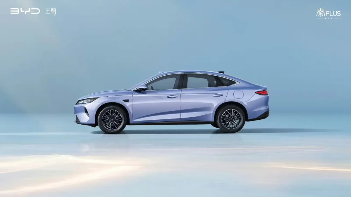 BYD Qin Plus trzeciej generacji w widoku bocznym, jasnoniebieski sedan DM-i z opadającą linią dachu i wieloramiennymi felgami