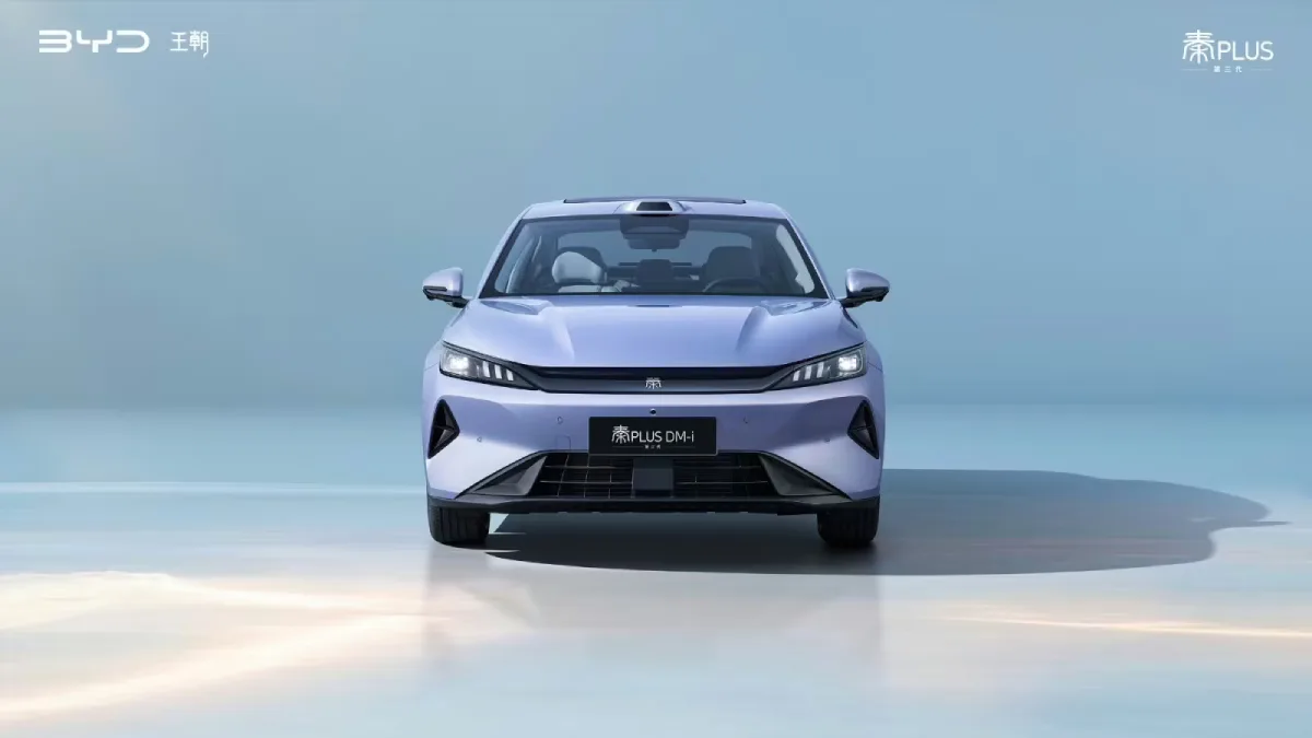 BYD Qin Plus DM-i trzeciej generacji widziany od przodu, jasnoniebieski sedan z wąskimi reflektorami LED i przeprojektowanym zderzakiem