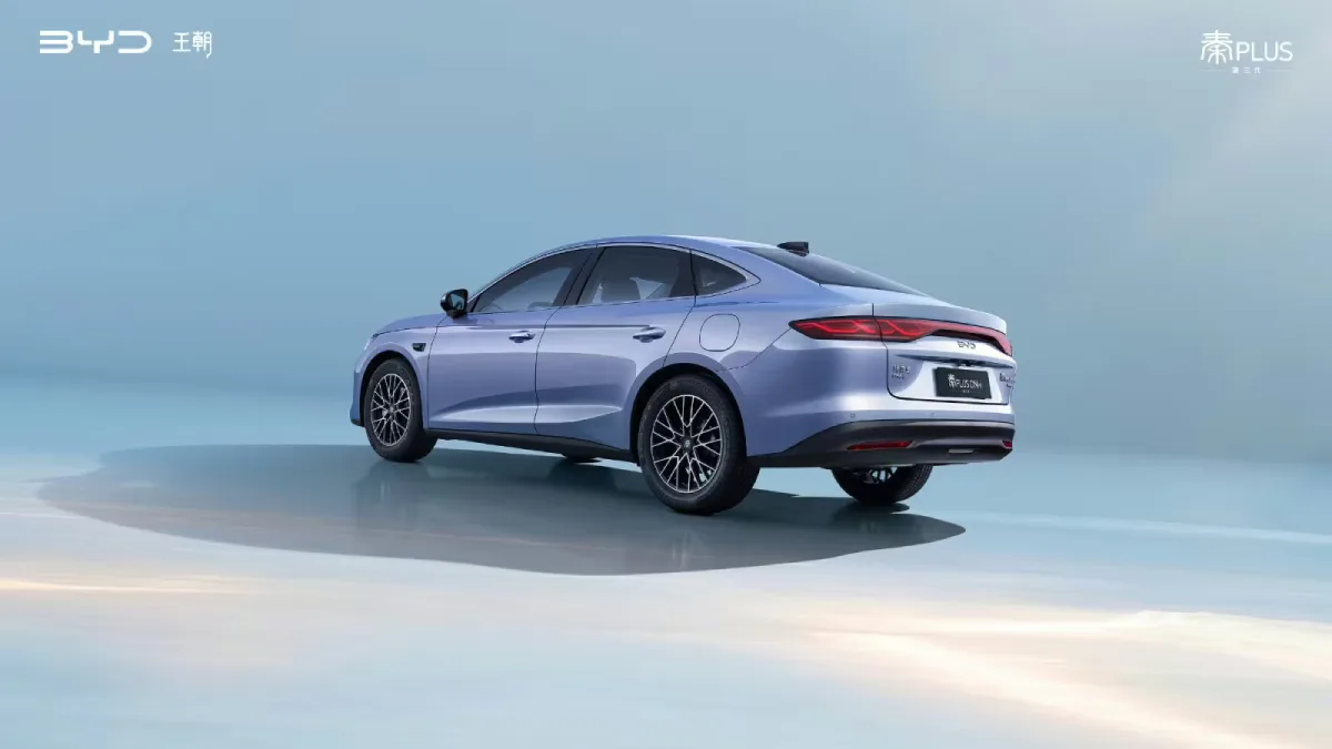 Jasnoniebieski BYD Qin Plus DM-i trzeciej generacji widziany od tyłu i boku, z opadającą linią dachu i tylnymi światłami LED