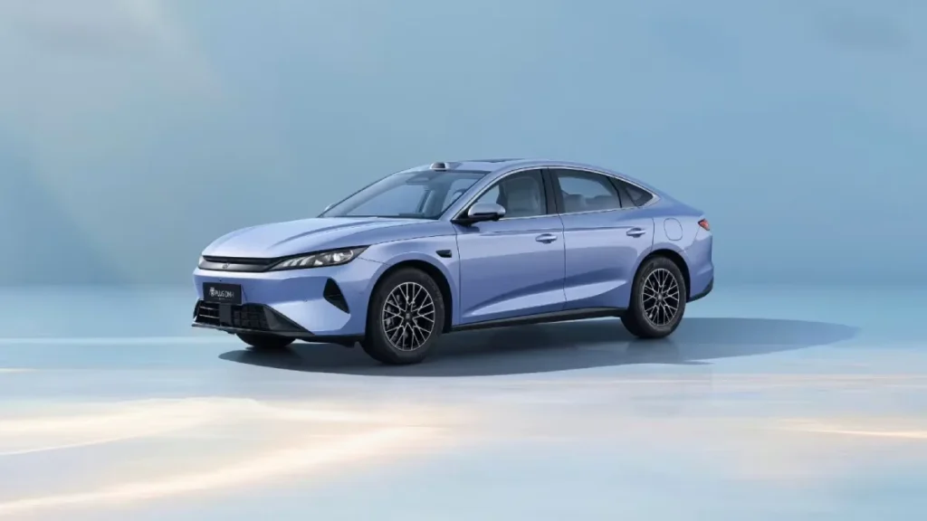BYD Qin Plus trzeciej generacji 2026, jasnoniebieski sedan DM-i w ujęciu trzy czwarte od przodu z nowymi reflektorami LED