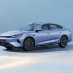 BYD Qin Plus trzeciej generacji 2026, jasnoniebieski sedan DM-i w ujęciu trzy czwarte od przodu z nowymi reflektorami LED