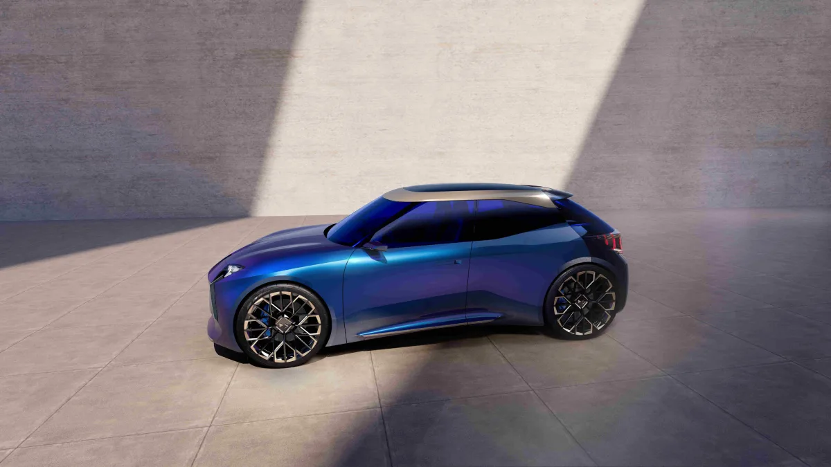 DS F3VER Concept widziany z boku, z niebieskim nadwoziem Cosmic Blue, ciemnym dachem i dużymi wieloramiennymi felgami