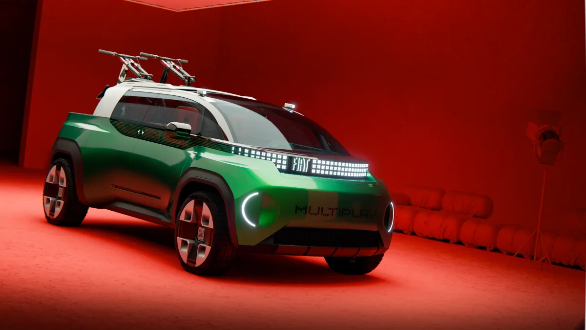 Zielony Fiat Multiplay Concept widziany z przodu i boku z panoramiczną szybą, oświetleniem LED i rowerami na dachu