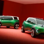 Fiat Multiplay Concept w dwóch konfiguracjach nadwozia, rodzinnego vana i krótszego pick-upa, na czerwonym tle