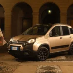 Fiat Pandina Tributo Autobianchi 2026 w kolorze Platino, widok z przodu pod kątem, z czarnymi detalami i aluminiowymi felgami