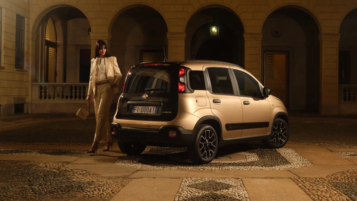 Tył Fiata Pandina Tributo Autobianchi w kolorze Platino z czarną klapą bagażnika, dedykowanymi oznaczeniami i obręczami aluminiowymi