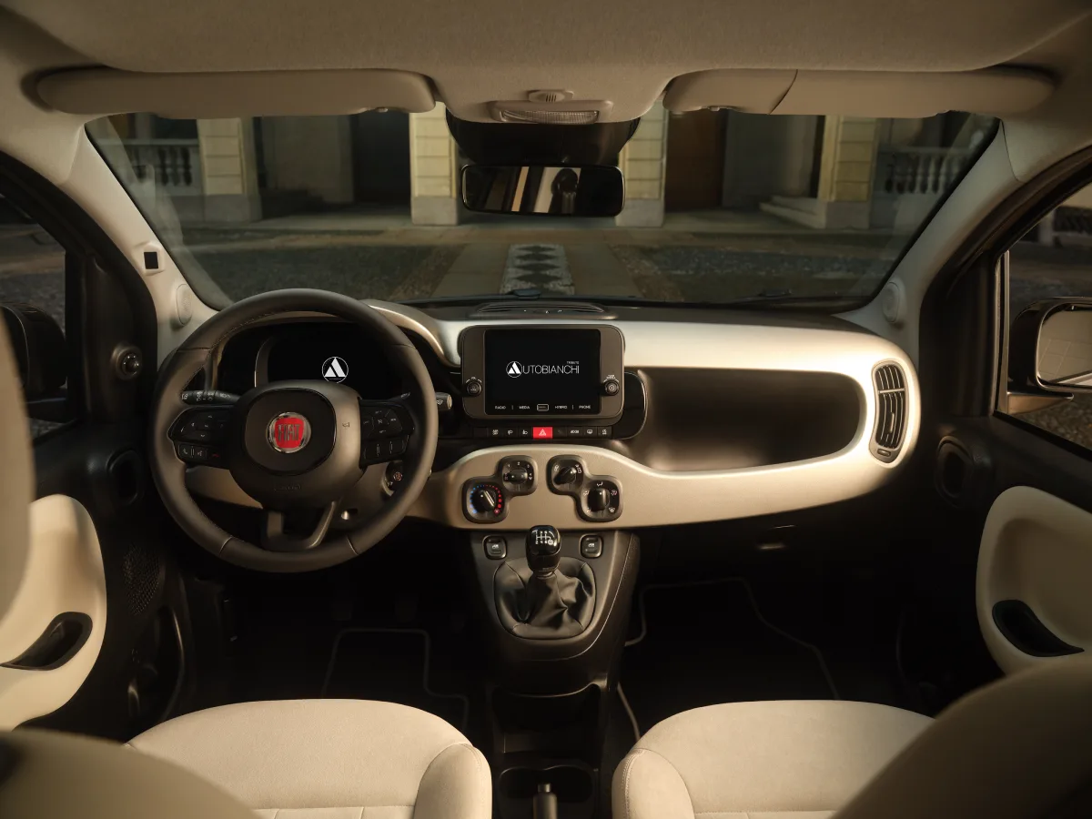 Deska rozdzielcza Fiata Pandina Tributo Autobianchi z ekranem multimedialnym, kierownicą FIAT i jasnym wykończeniem
