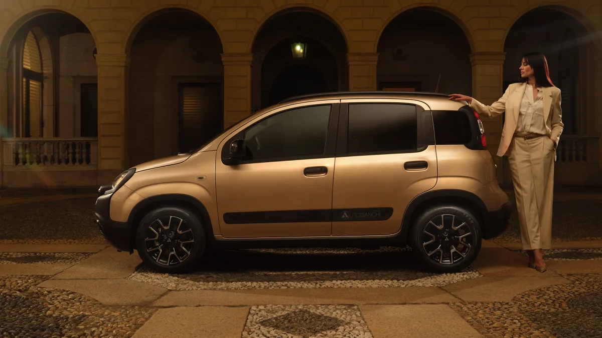 Fiat Pandina Tributo Autobianchi z boku, nadwozie w kolorze Platino, czarna klapa bagażnika i 15-calowe obręcze aluminiowe