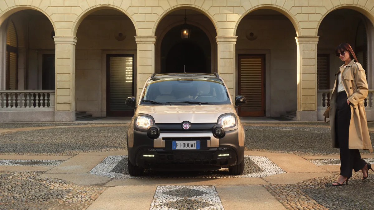 Przód Fiata Pandina Tributo Autobianchi w kolorze Platino z reflektorami, logo FIAT i czarnymi osłonami zderzaka