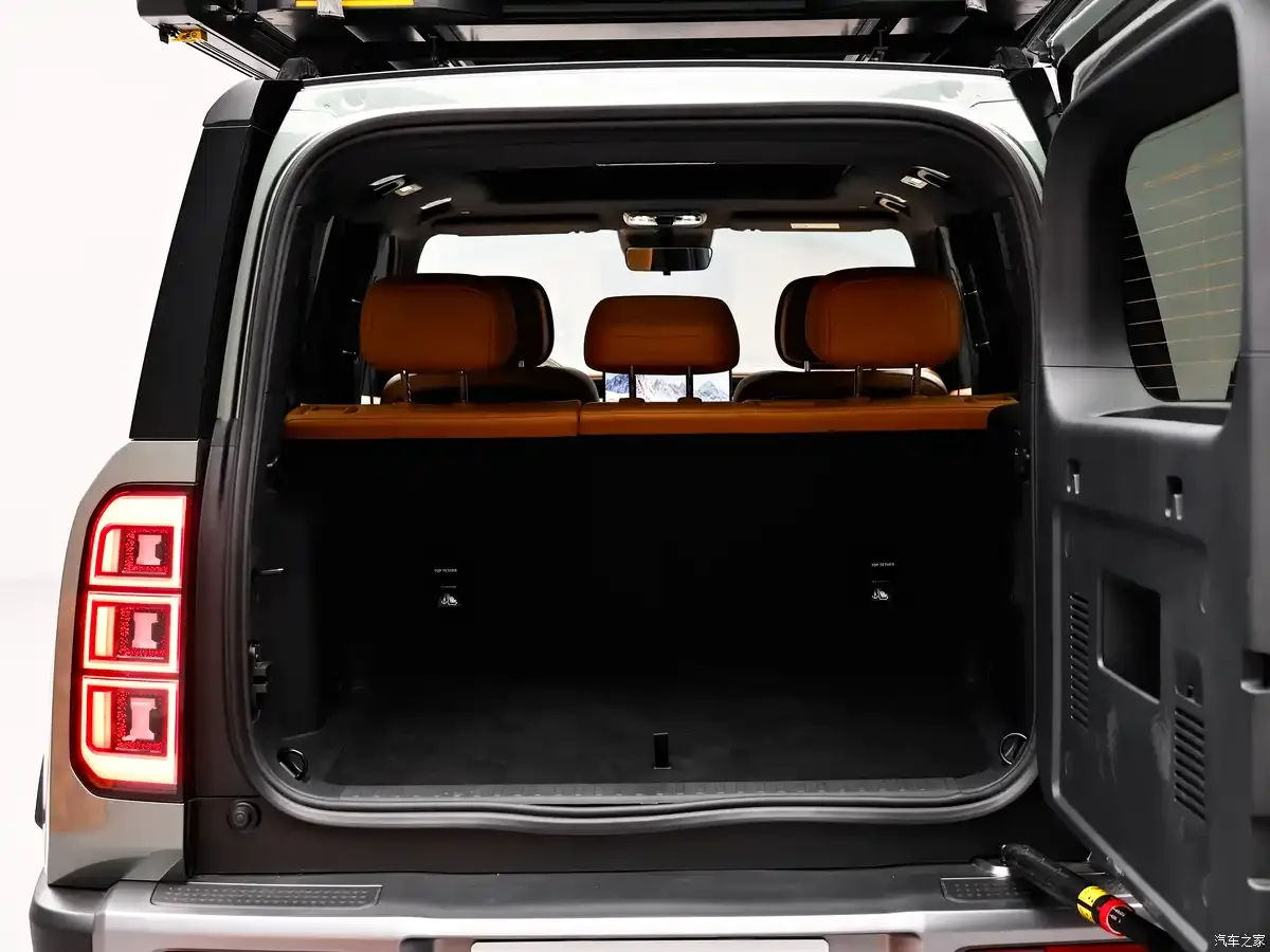 Otwarty bagażnik Geely Galaxy Cruiser 700 z bocznie otwieraną tylną klapą