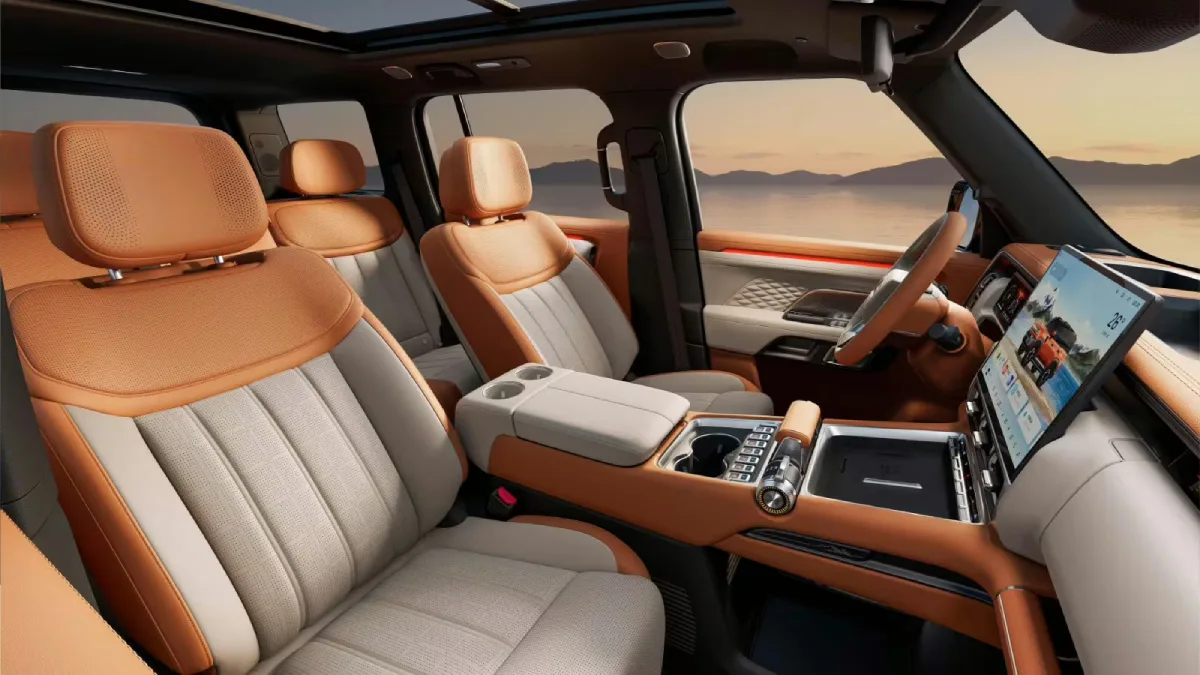 Jasne przednie fotele Geely Galaxy Cruiser 700 z brązowymi zagłówkami