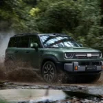 Zielony Geely Galaxy Cruiser 700 podczas jazdy po błotnistej leśnej drodze