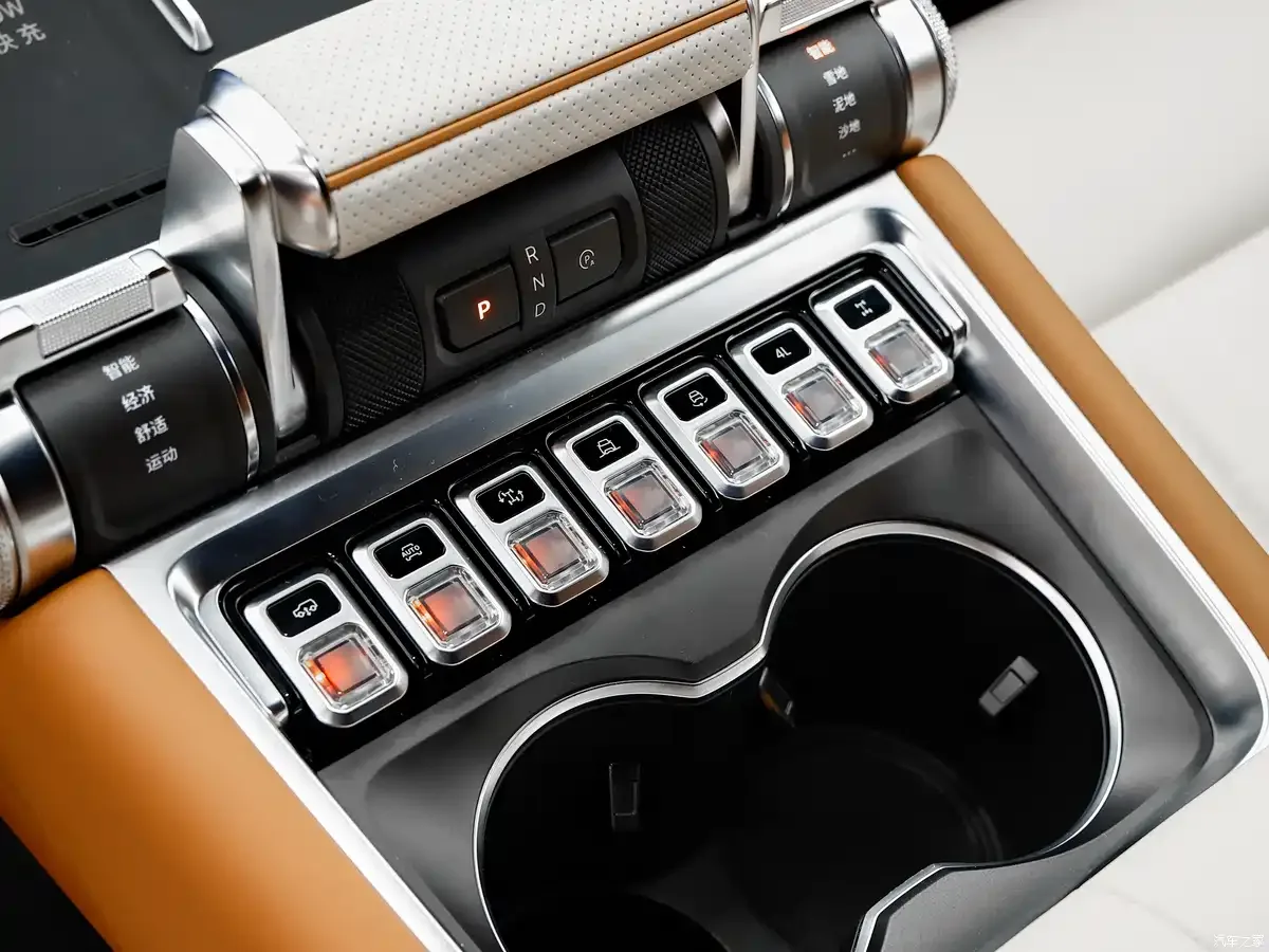 Przełączniki funkcji jazdy i uchwyty na kubki na konsoli Geely Galaxy Cruiser 700