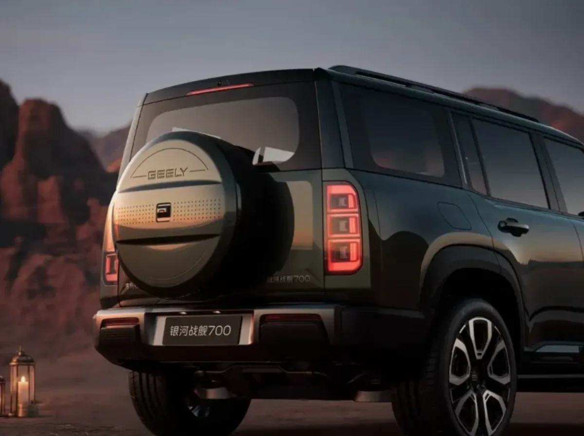 Geely Galaxy Cruiser 700 widziany z tyłu, z kołem zapasowym na klapie