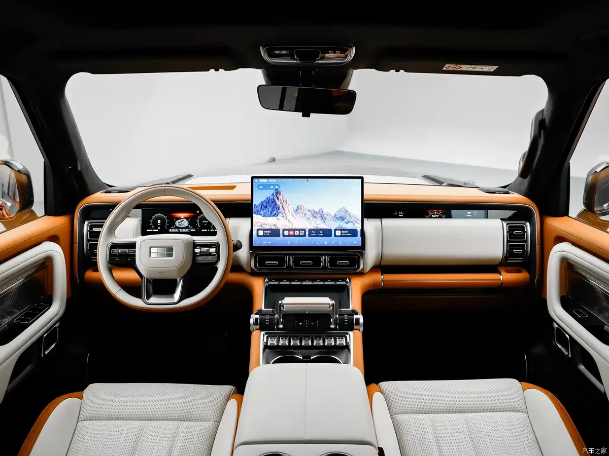 Kokpit Geely Galaxy Cruiser 700 z dużym ekranem i dwukolorowym wykończeniem