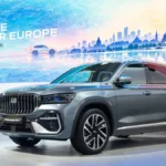 Geely Monjaro EM-i podczas europejskiej premiery na salonie samochodowym w Paryżu 2026, srebrny SUV na stoisku Geely