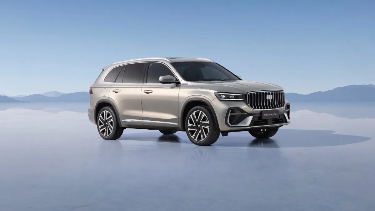 Geely Monjaro EM-i 2026, srebrny SUV hybrydowy plug-in widziany od przodu i boku, z dużą osłoną chłodnicy i reflektorami LED