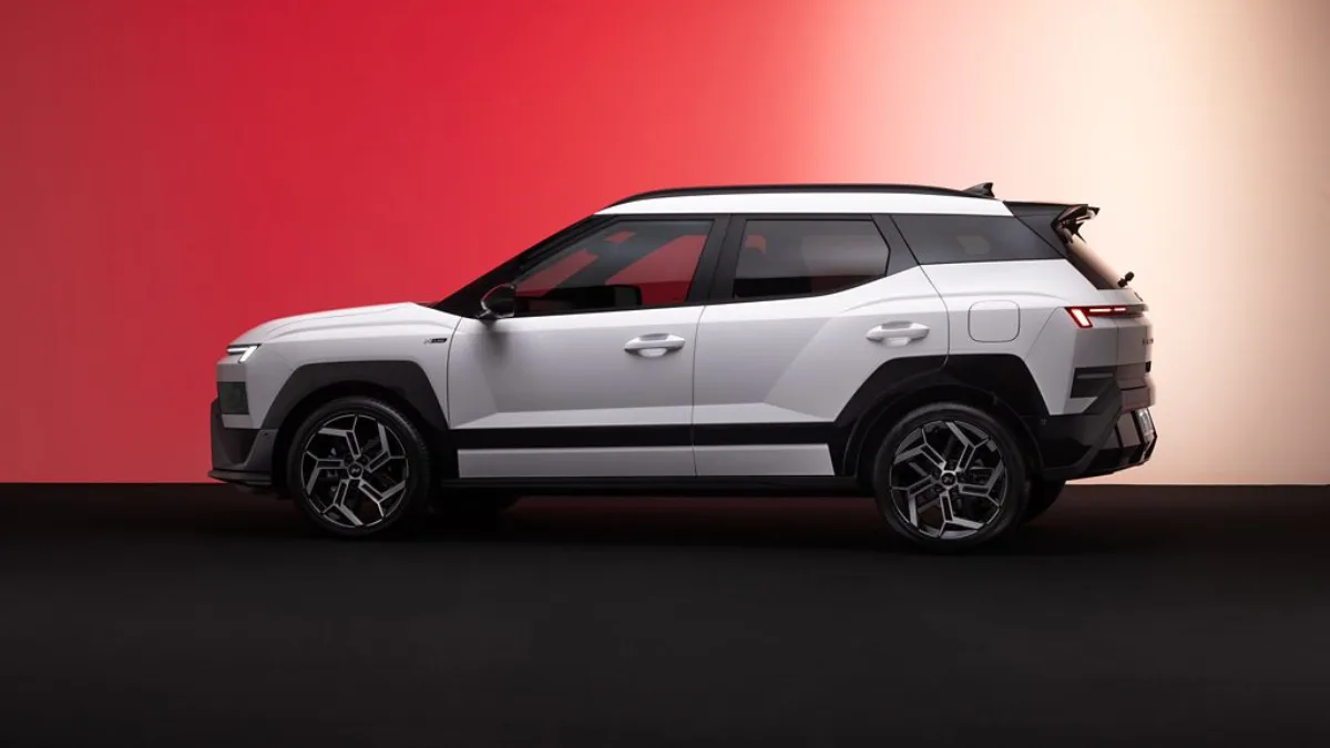Biały Hyundai Bayon 2026 z profilu, z czarnym dachem, relingami i aluminiowymi kołami