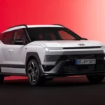 Biały Hyundai Bayon 2026 N Line widziany z przodu i boku, z pasem świetlnym LED i czarnym grillem