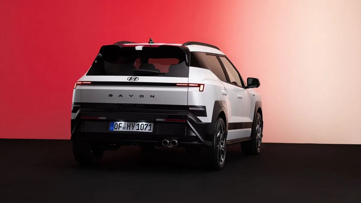 Biały Hyundai Bayon 2026 N Line od tyłu, z poziomymi światłami LED, czarnym zderzakiem i podwójnymi końcówkami wydechu