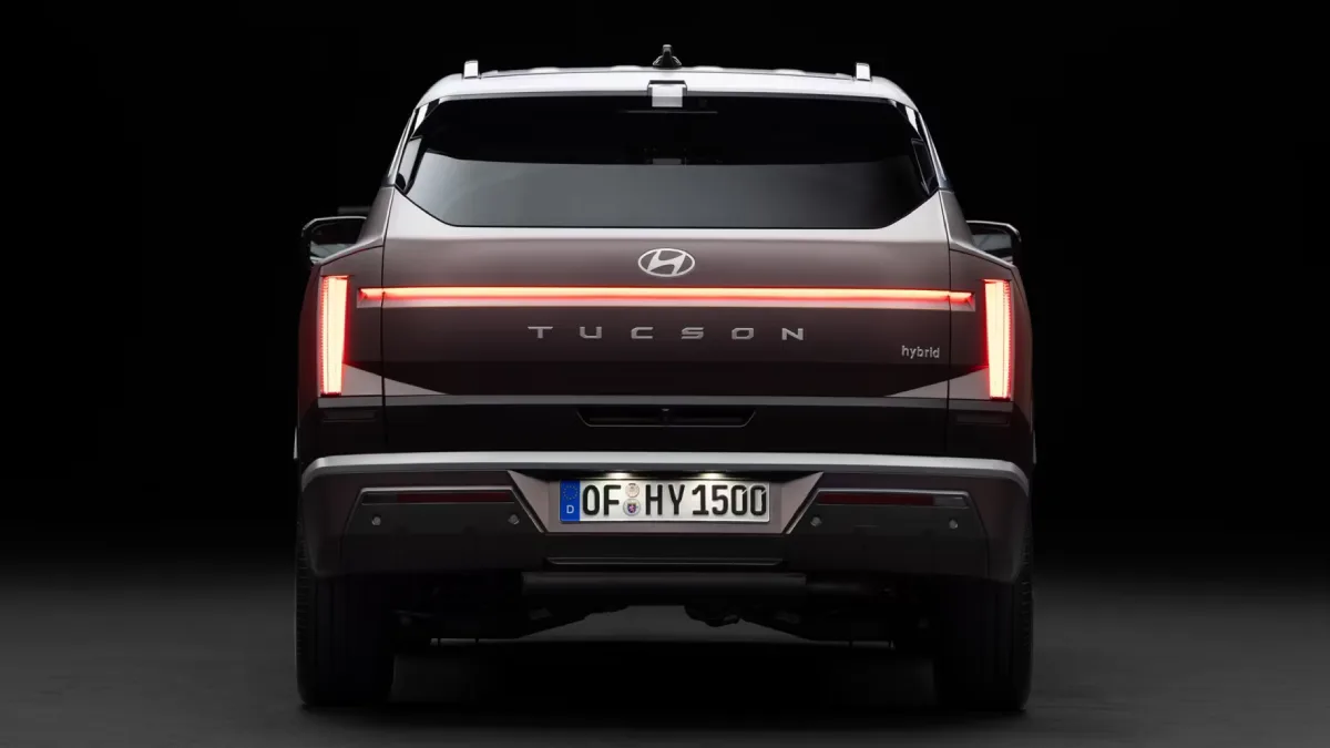 Tył Hyundaia Tucsona Hybrid z poziomym pasem świetlnym i pionowymi lampami