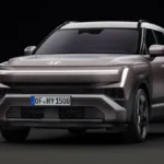 Nowy Hyundai Tucson widziany z przodu i z boku z poziomą listwą świetlną