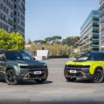 Dwa zielone Jeepy Avenger 2026 oraz limonkowy Avenger 4xe zaparkowane na miejskim placu
