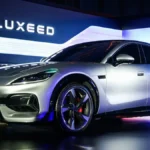 Srebrny Luxeed Stormax podczas światowej prezentacji, elektryczny SUV coupe widziany z przodu i boku